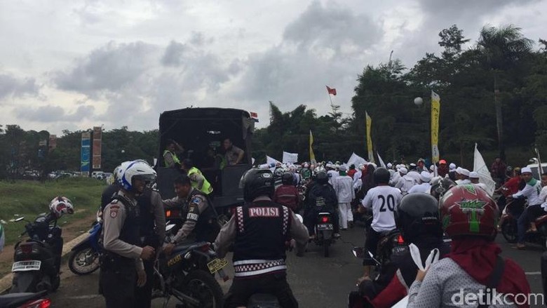 Dikawal Polisi, Massa FPI Depok Berkonvoi di Jalanan Depok