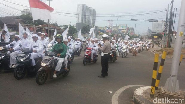 Dikawal Polisi, Massa FPI Depok Berkonvoi di Jalanan Depok