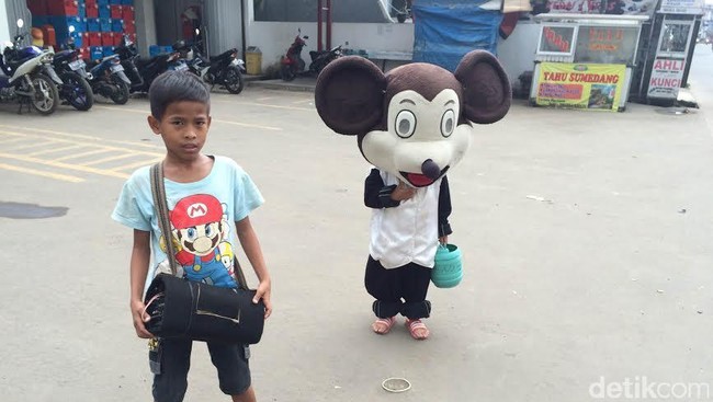 Hidup di Jalan Keras, 2 Pengamen Badut Cilik 'Mickey Mouse' Pernah Kena Palak