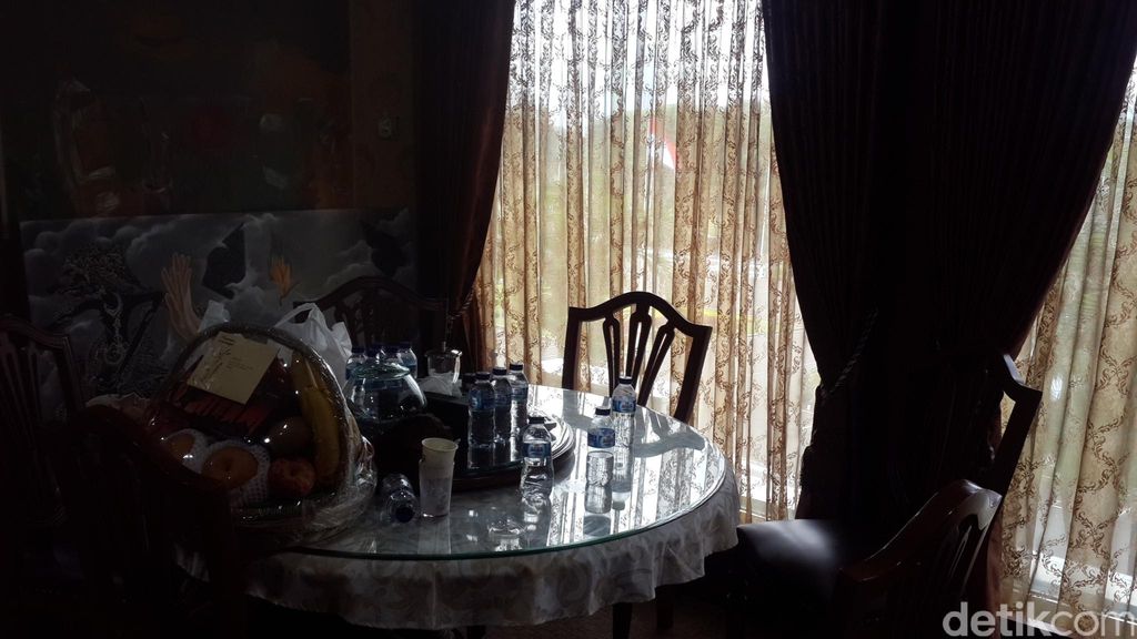 Melongok Ruang Kerja Fadli Zon yang Dilengkapi Sofa, Kasur dan Kursi Pijat