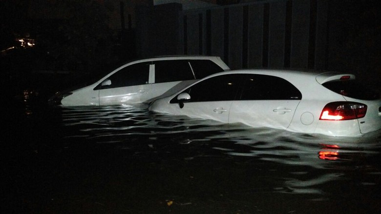 Mobil Mercy hingga Avanza Terendam Air Laut Pasang di Pantai Mutiara