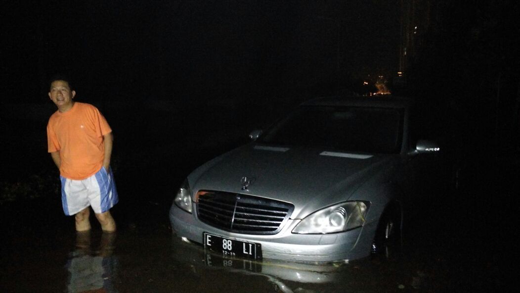 Mobil Mercy hingga Avanza Terendam Air Laut Pasang di Pantai Mutiara
