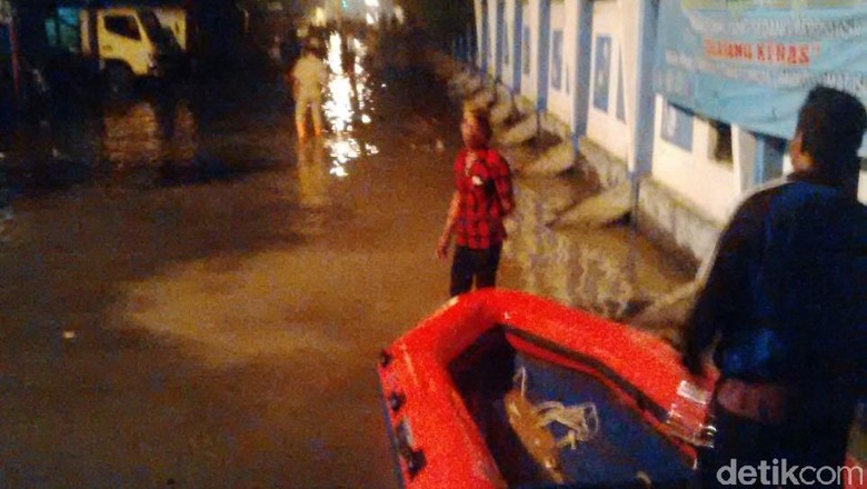 Banjir 80 Cm Akibat Tanggul Jebol di Muara Angke, 500 Warga Masih Tertahan
