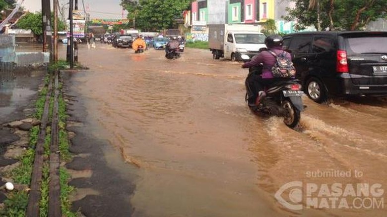 Genangan 20 Cm di Bojongsari Arah Depok Sebabkan Macet 1 Km