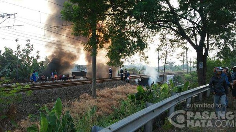 Kabel Sinyal Terbakar Gara-gara Tawuran Warga, KRL Cakung-Bekasi Terganggu