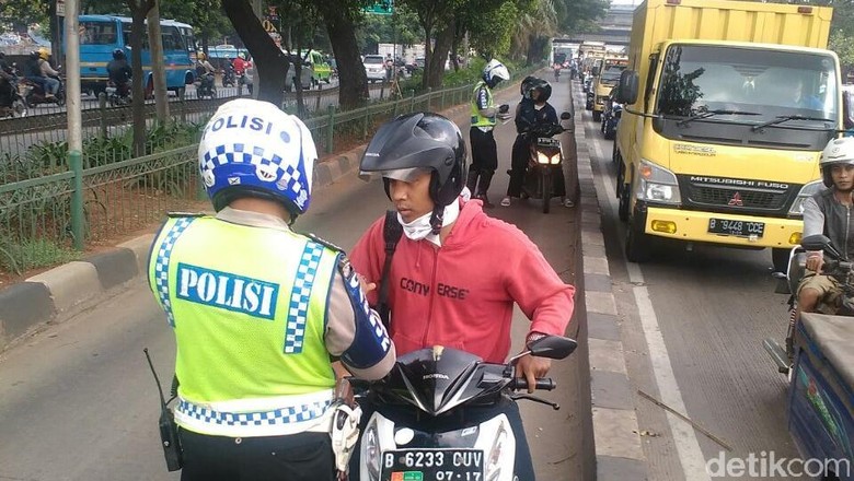 Di hari pertama tilang ada 247 pengendara ditilang dengan slip biru 