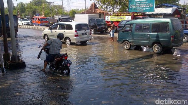 Banjir Rob di Semarang, Jalur Pantura Macet Panjang