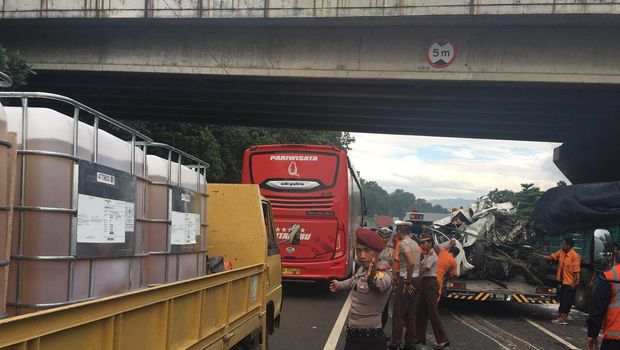 &#91;Gak Bebentuk&#93; Truk Tronton Lindas Avanza di Cipularang karena Rem Blong