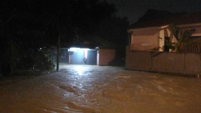 Banjir di Kota Padang Sebabkan Longsor dan Pohon Tumbang