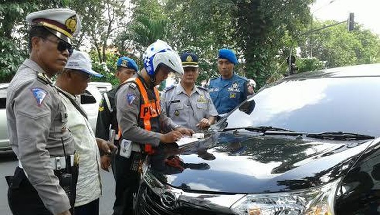 polisi-kandangkan-11-taksi-berbasis-aplikasi-online-di-jakarta