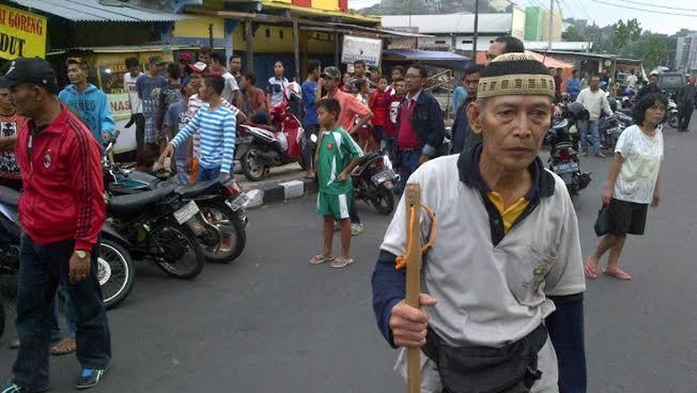 Begini Gaya Kakek Bertongkat Bubarkan Balap Liar di Semarang