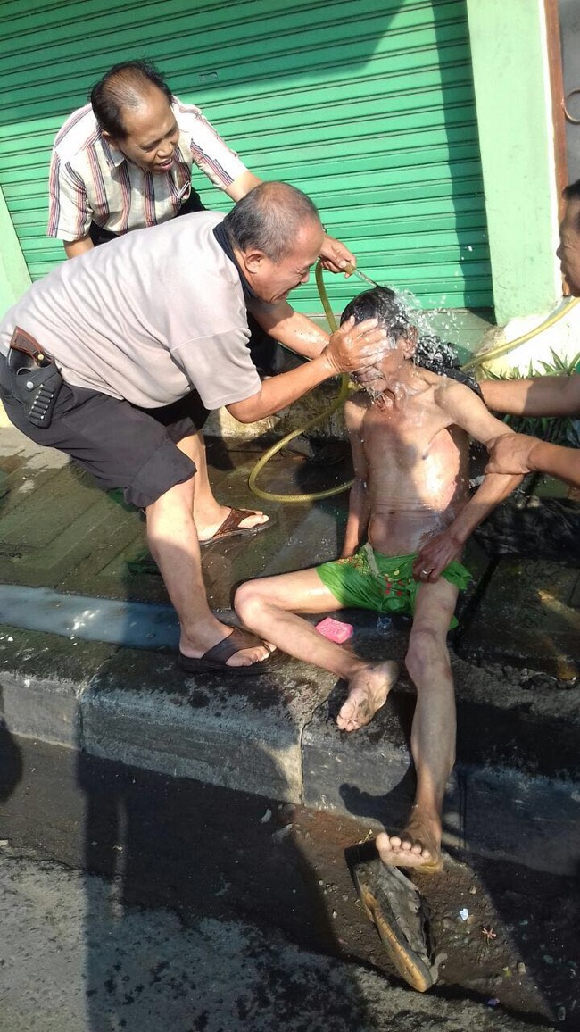 Aiptu Ponijan, Polisi yang Tak Jijik Memandikan Gelandangan di Menteng