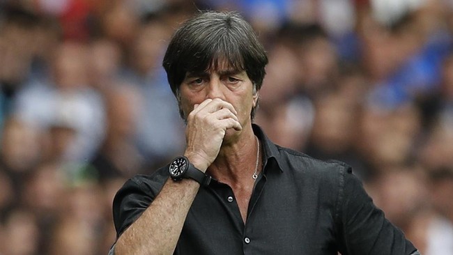 Aksi 'Cium Bau Ketek' Loew yang Kembali Tertangkap Kamera