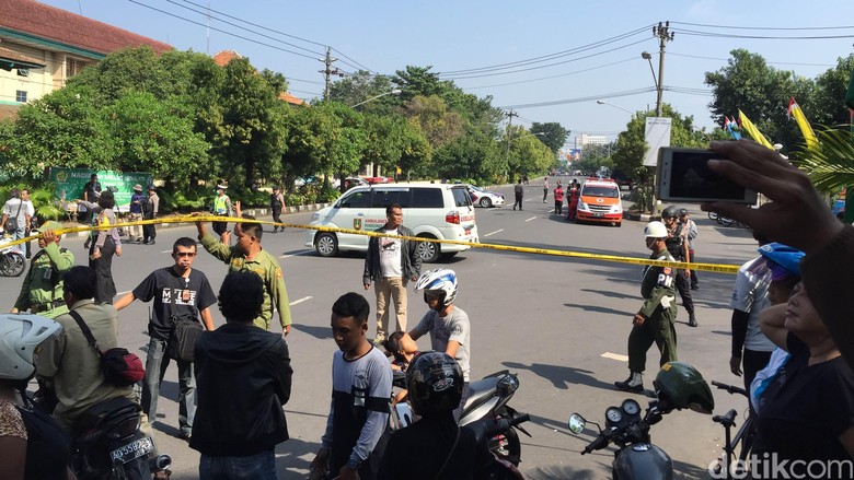 BREAKING NEWS: Bom Bunuh Diri Terjadi di Mapolresta Solo