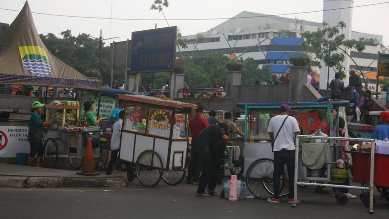 PKL 'Serbu' Kawasan Alun-alun Bandung yang Harusnya Steril Pedagang