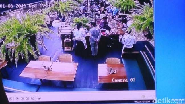 Ini Kronologi Rekaman CCTV di Kafe Olivier yang Dibuka di Persidangan