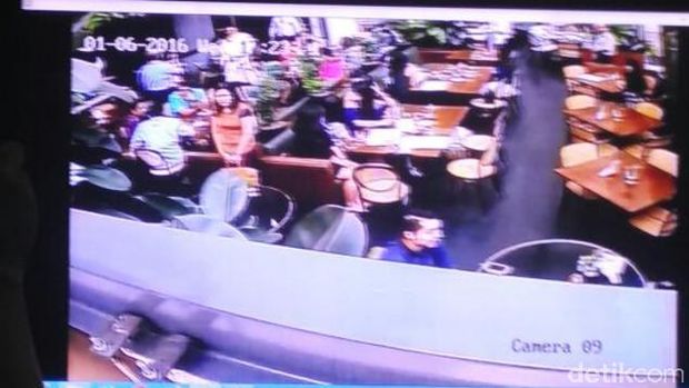 Ini Kronologi Rekaman CCTV di Kafe Olivier yang Dibuka di Persidangan