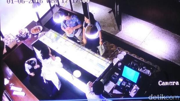 Ini Kronologi Rekaman CCTV di Kafe Olivier yang Dibuka di Persidangan