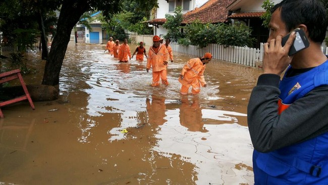Tanggul Jebol, 3 RT di Jl Perdatam Ulujami Jaksel Kebanjiran