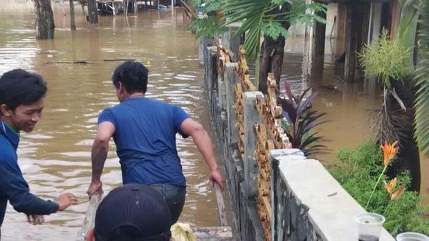 Tanggul Jebol, 3 RT di Jl Perdatam Ulujami Jaksel Kebanjiran