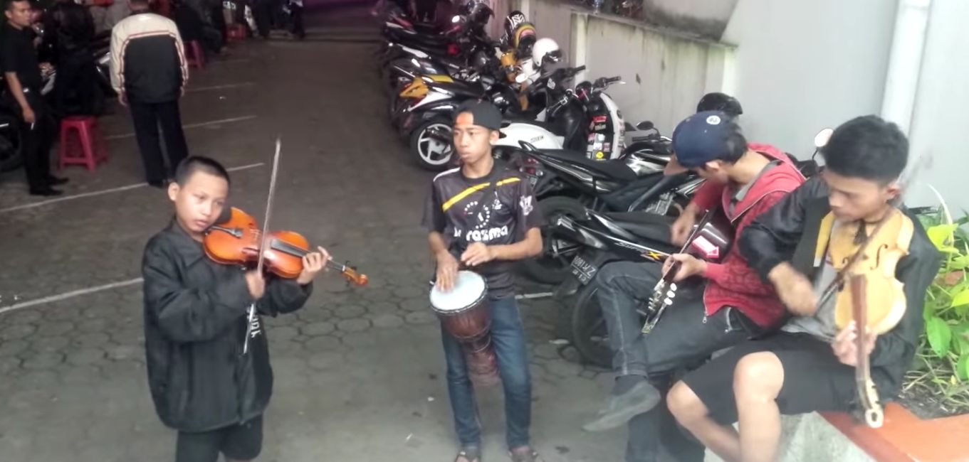 Lagi, Aksi Keren Pengamen Jalanan yang Membuat Kagum: Mainkan Musik Victory