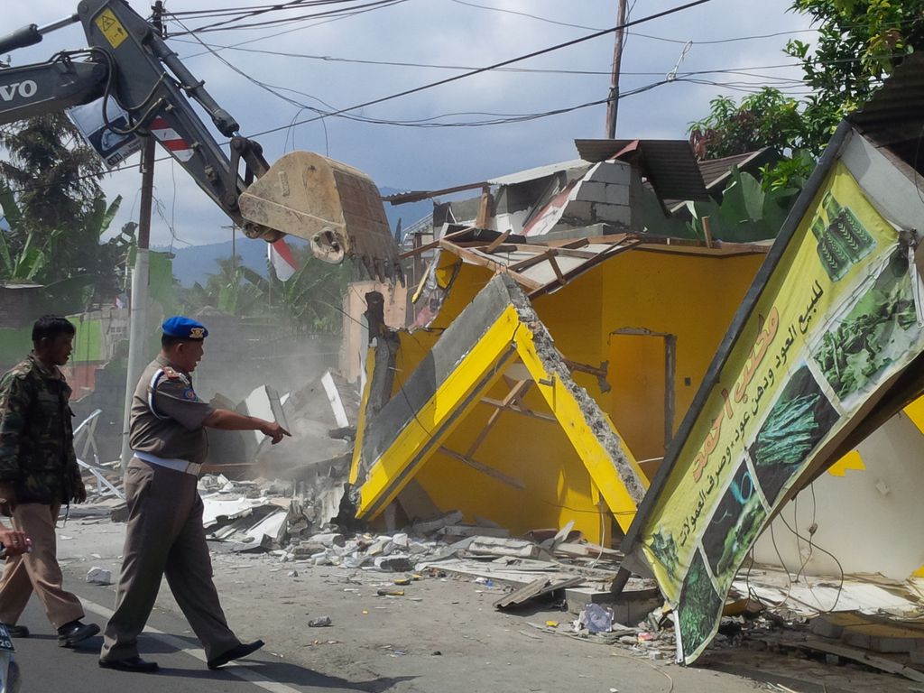 Ada 200 Bangunan Liar yang Dibongkar Aparat di Kampung Arab Puncak