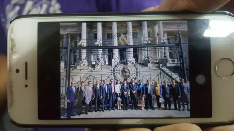 Ini Foto Anggota DPR di Argentina, Kok Cuma di Depan Gedung Parlemen?