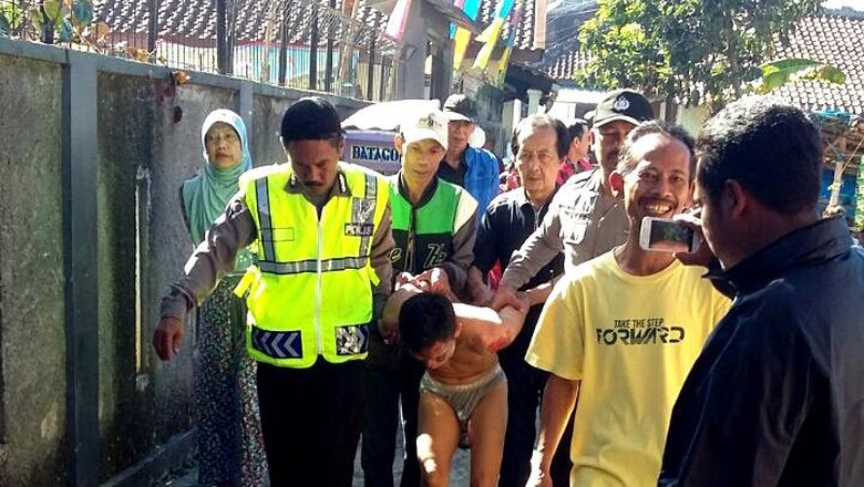 Kelelahan Usai Beraksi, Maling Ini Ketiduran di Plafon Rumah Korbannya