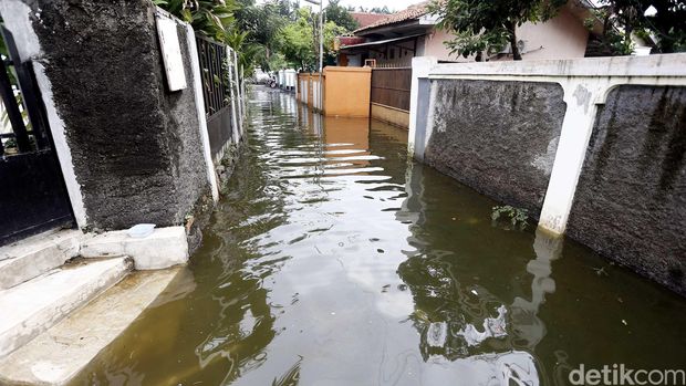 Pak Ahok Tolong, Warga Ciracas Sudah 2 Hari Terendam Banjir!