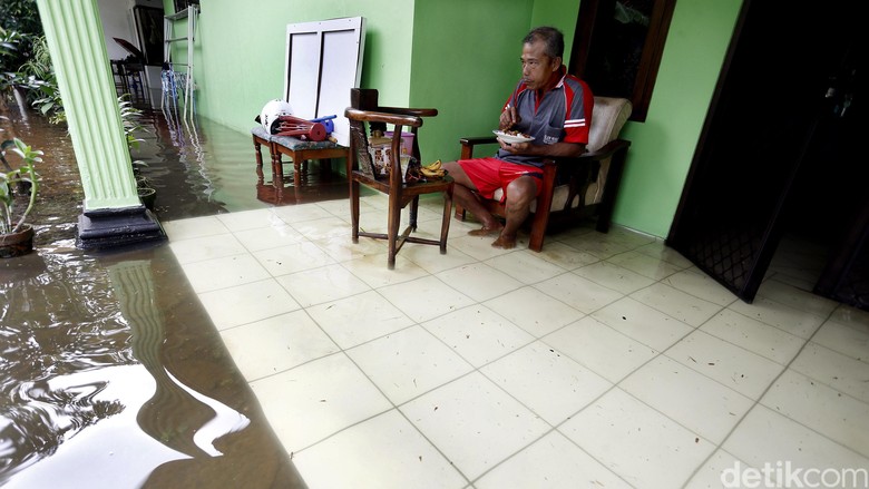 Pak Ahok Tolong, Warga Ciracas Sudah 2 Hari Terendam Banjir!