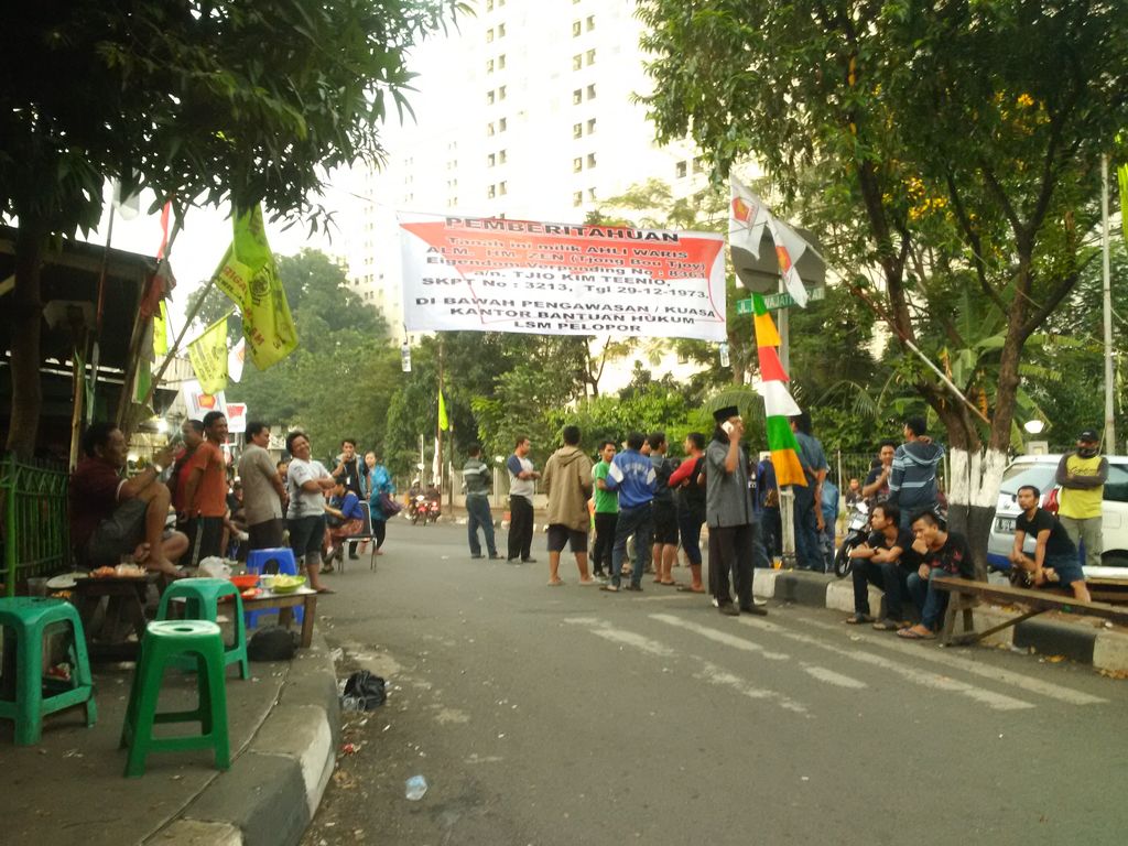 Spanduk dan Bendera Partai Terpasang di Lokasi Penertiban Rawajati