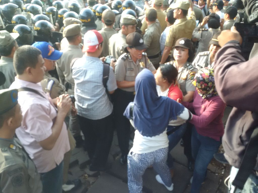 Tahan Satpol PP Bongkar Rawajati, Politisi Gerindra: Saya Wakil Rakyat!