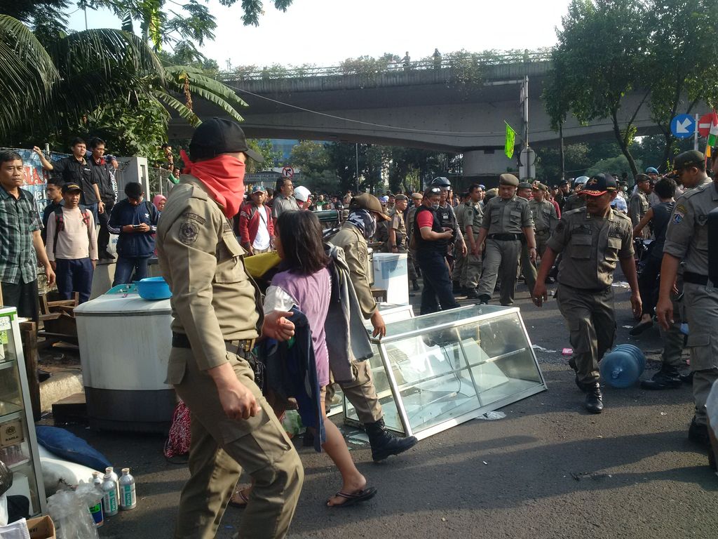 Tahan Satpol PP Bongkar Rawajati, Politisi Gerindra: Saya Wakil Rakyat!