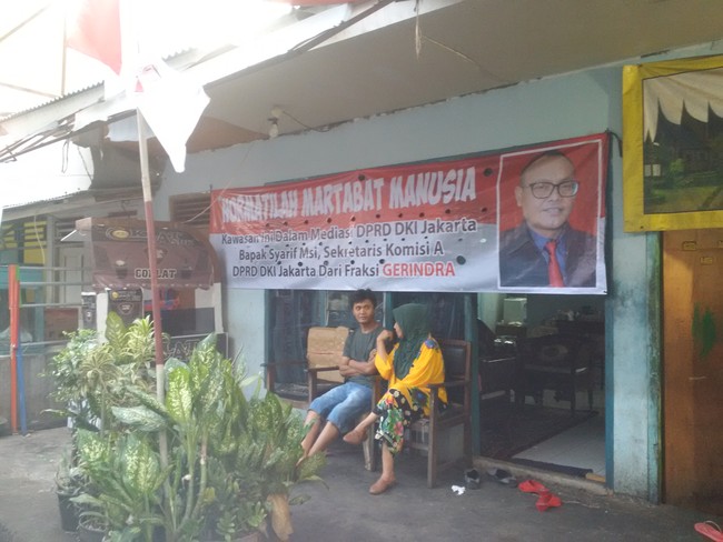 Spanduk dan Bendera Partai Terpasang di Lokasi Penertiban Rawajati