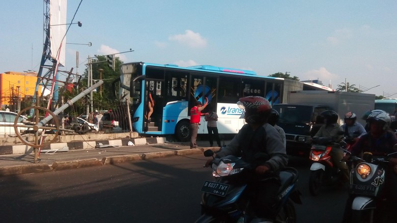 Naik Separator, Ini Penampakan TransJ yang Kecelakaan di Jl Gunung Sahari