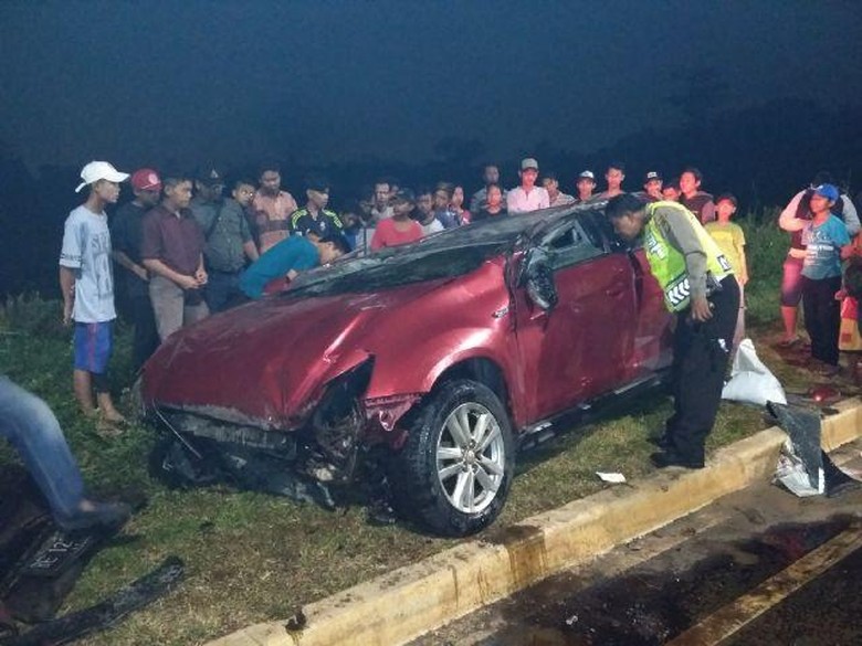 Dibawa Ngebut Pelajar, Mobil Outlander Terguling dan Ringsek di Tangsel