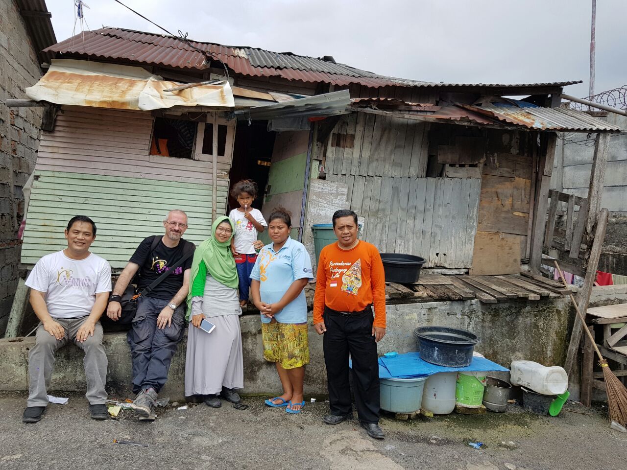 saat-pria-italia-terenyuh-ada-bocah-cantik-tinggal-di-gubug-reyot-di-plumpang