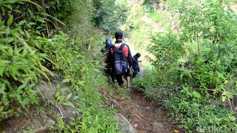 cerita-dari-smp-terpencil-di-jateng-medannya-ekstrem-honor--guru--rp-300-ribu