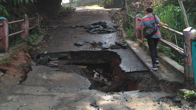 Dear Wali Kota Depok, Tolong Perbaiki Jembatan Jebol di Kampung Rawageni