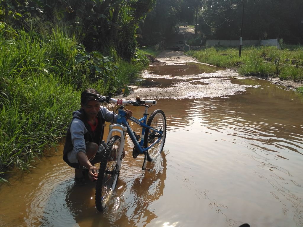 Bahaya! Jembatan di Kampung Rawageni Depok Jebol, Begini Kondisinya