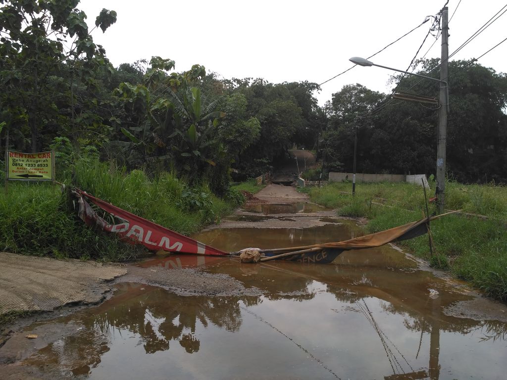 Dear Wali Kota Depok, Tolong Perbaiki Jembatan Jebol di Kampung Rawageni
