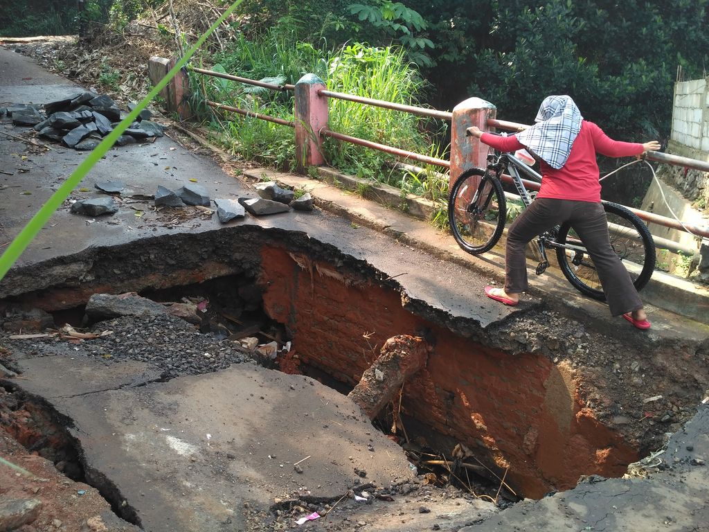 Dear Wali Kota Depok, Tolong Perbaiki Jembatan Jebol di Kampung Rawageni