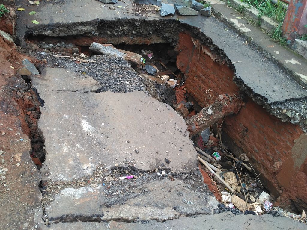 Dear Wali Kota Depok, Tolong Perbaiki Jembatan Jebol di Kampung Rawageni