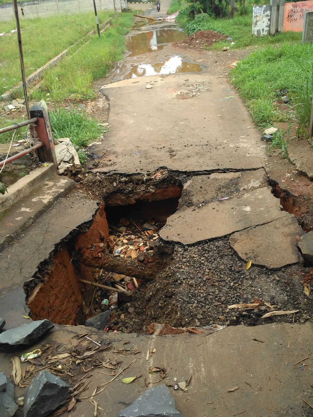 Dear Wali Kota Depok, Tolong Perbaiki Jembatan Jebol di Kampung Rawageni