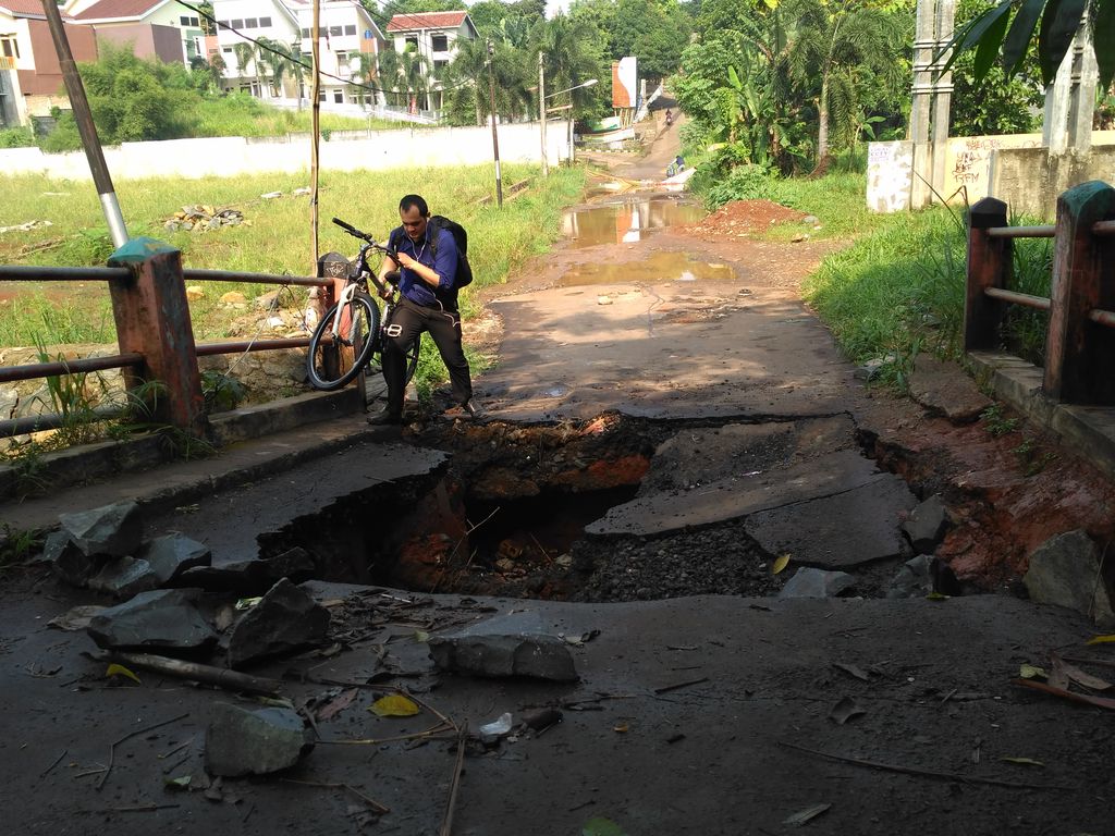 Bahaya! Jembatan di Kampung Rawageni Depok Jebol, Begini Kondisinya