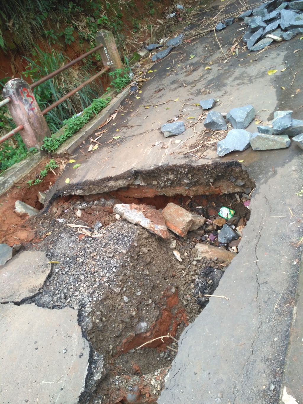 Dear Wali Kota Depok, Tolong Perbaiki Jembatan Jebol di Kampung Rawageni