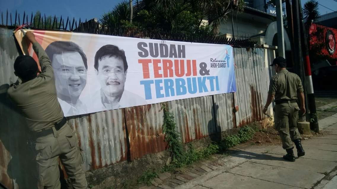 Muncul Meme Satpol PP Pasang Spanduk, Ahok: Black Campaign Pengecut!