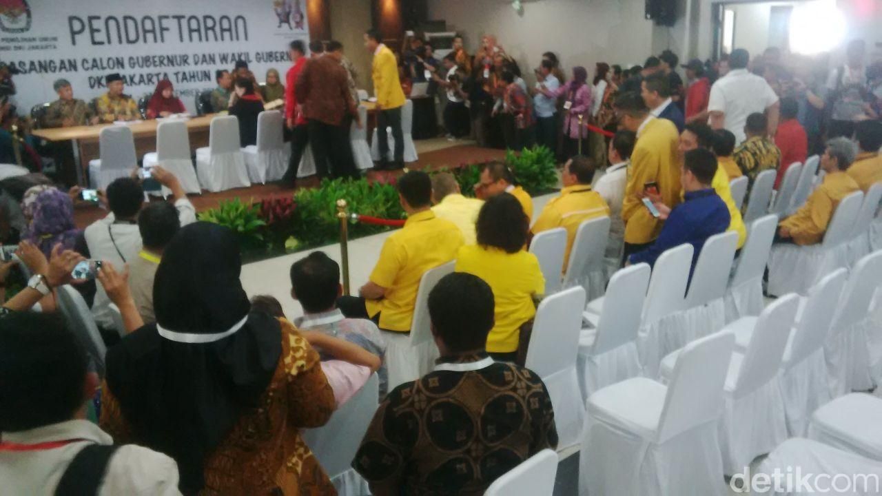 Disambut Hujan Deras, Ahok-Djarot Didampingi Megawati Tiba di KPU DKI