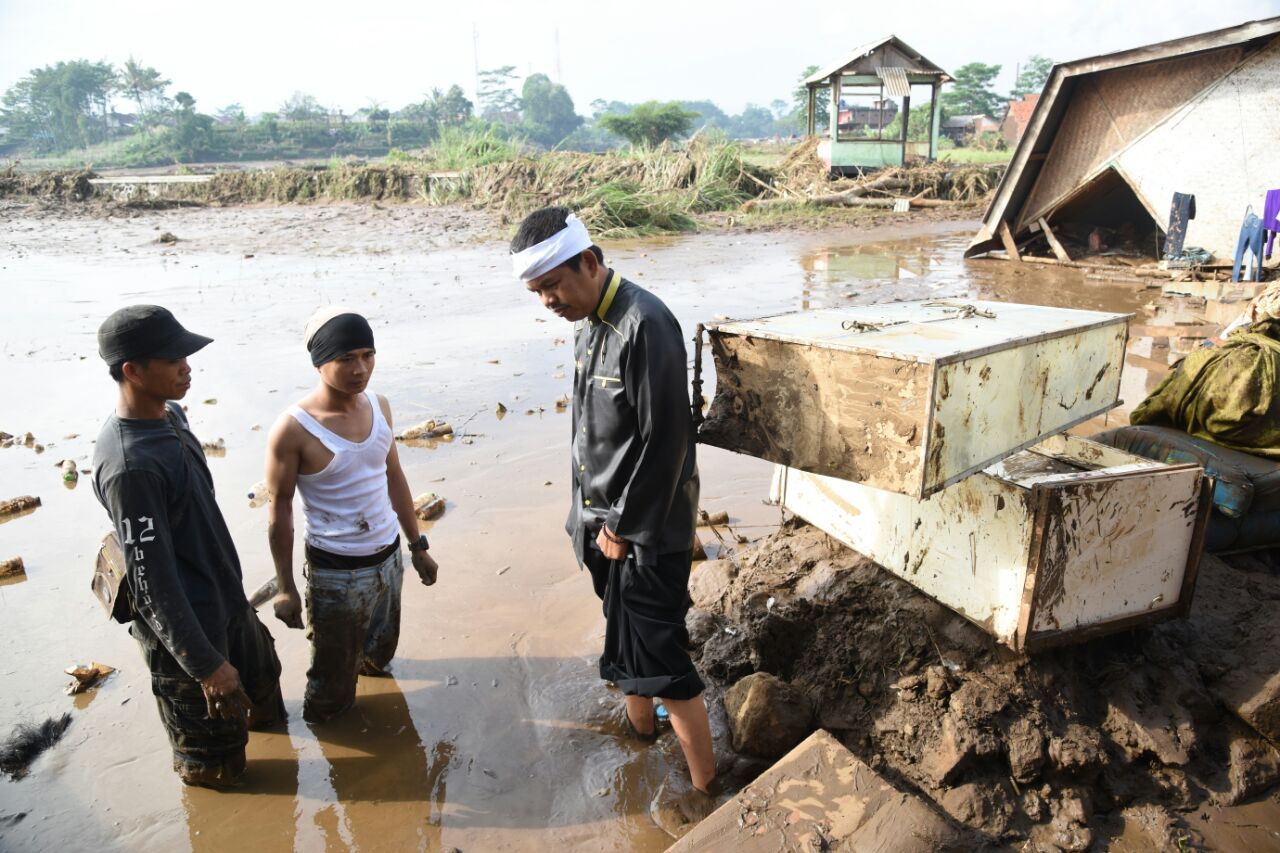 calon-gub-jabar-kang-dedi-dan-golkar-jabar-tinjau-banjir-garut