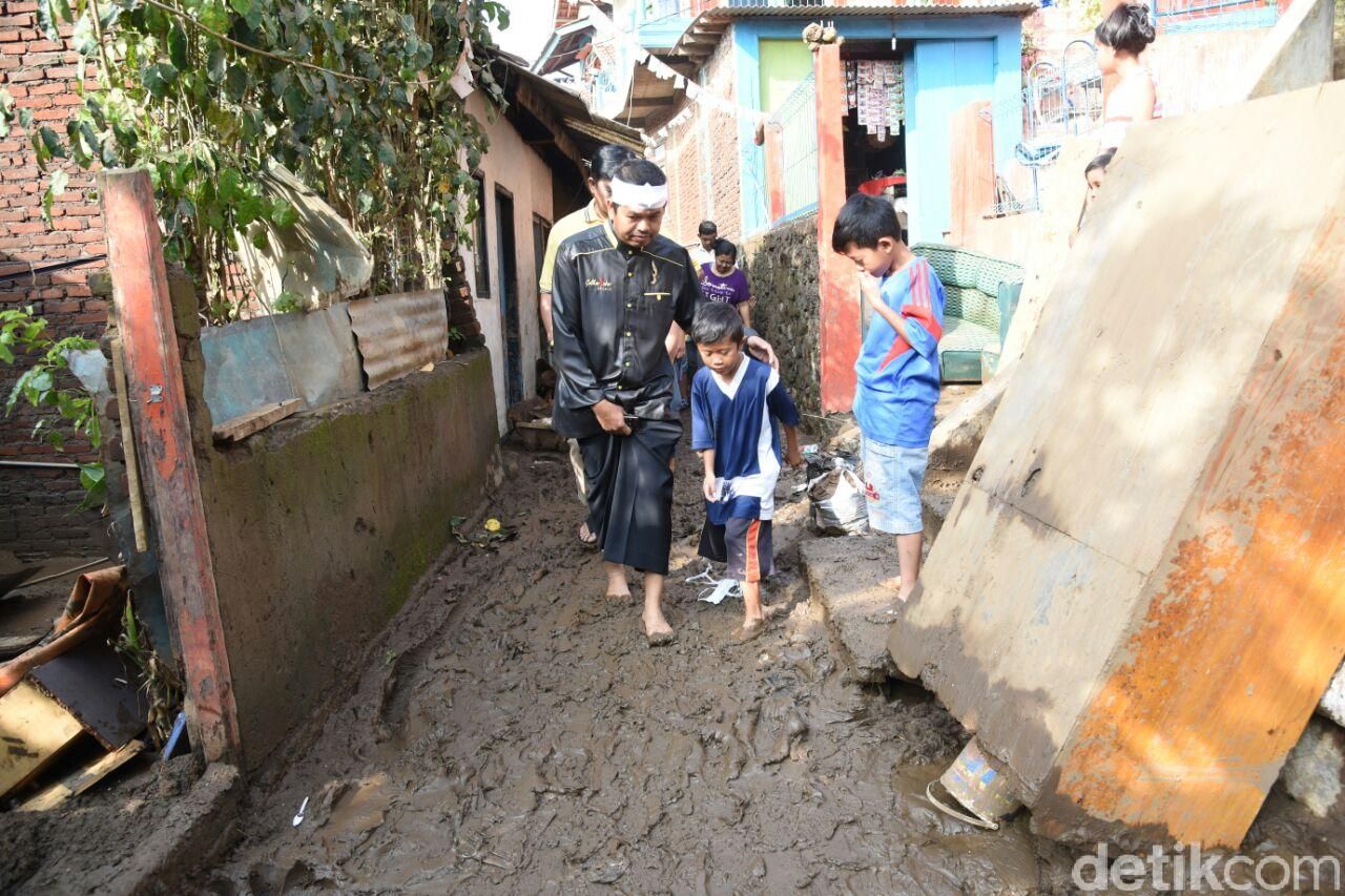 &#91;Calon Gub Jabar&#93; Kang Dedi dan Golkar Jabar Tinjau Banjir Garut